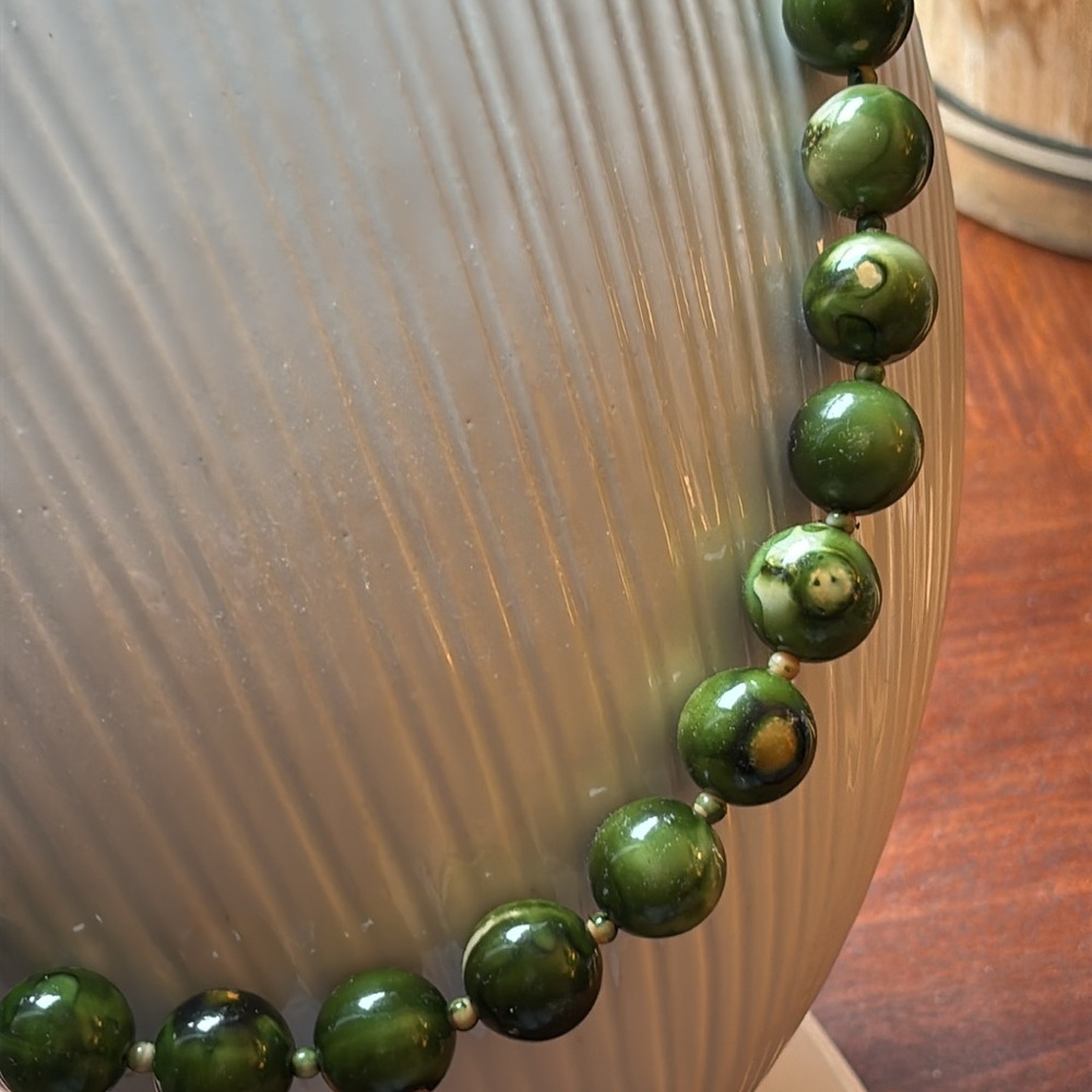 Vintage Elegant Jade Green Beaded Necklace!! - Picture 6 of 6